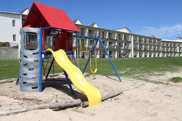 Bavarian Haus Lakefront Inn (St Ignace)